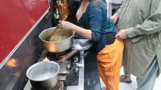 একজন দেশি হাউজওয়াইফ কিচেনে কুক করার সময় তার টাইট ব্যাকডোর টেকেন হয়