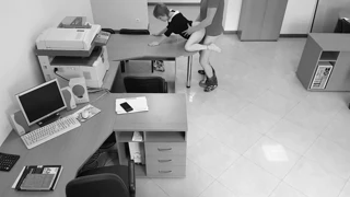아마추어 사무실 섹스보다 더 뜨거운 건 뭘까? 섹시한 비서와 함께